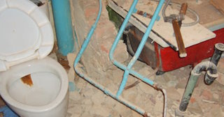 Профессиональный демонтаж перегородки ванной и туалета в Тобольске - от 576 рублей